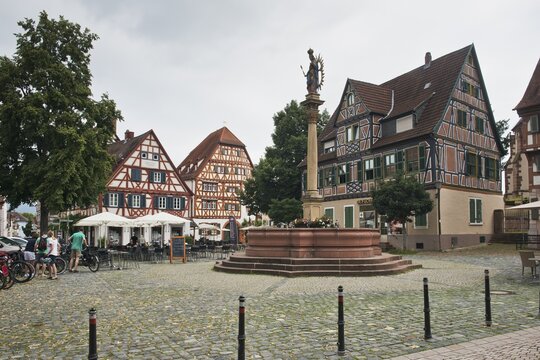 Half-timbered houses on the market square and statue of the Virgin Mary, Ladenburg, Baden-W&uuml;rttemberg, Germany