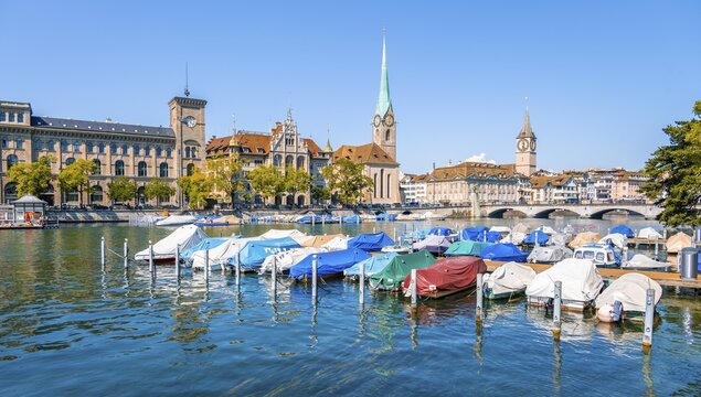 Boats in the harbour on the Limmat, behind Zurich City Hall, Frauenm&uuml;nster and St. Peter's church tower, Schiffl&auml;nde, Old Town, Zurich, Switzerland