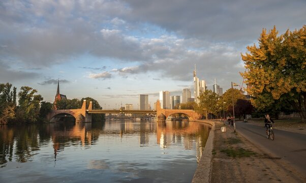 River promenade on the Main, skyline, skyscrapers in the banking district in the morning light, sunrise, autumn, Frankfurt am Main, Hesse, Germany