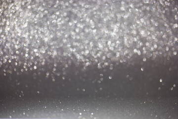 Obraz premium Sparkling lights create a blurry effect in the background during a festive evening event
