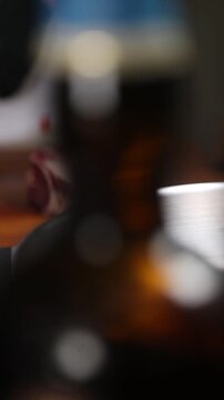 Cocinero profesional con guantes de l&aacute;tex negro fr&iacute;e peque&ntilde;os trozos de grasa de jam&oacute;n ib&eacute;rico en una sart&eacute;n de acero inoxidable, generando un chisporroteo intenso y aromas ricos durante la cocci&oacute;n.