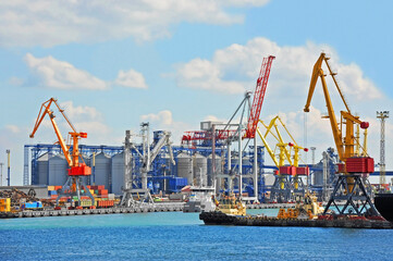 Obraz premium Tugboat and port cargo crane