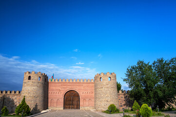 Naklejka premium Yezidabad castle entrance with Azerbaijani flag under blue sky in Nakhchivan