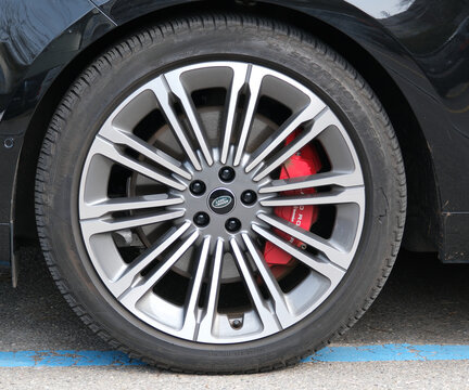 Land Rover Felge, Alufelge mit Bereifung und roter Brembo Bremszange, Z&uuml;rich 9 M&auml;rz 2026