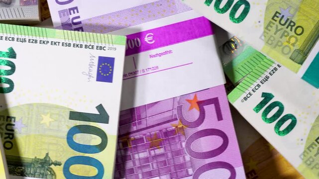 Viele Euro Banknoten und Geldscheine rotieren im B&uuml;ndel