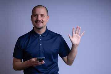 Naklejka premium Latin man representing technology, communication and modern work