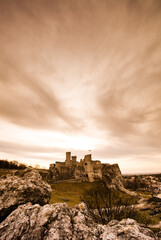 Ruiny zamku w Ogrodzieńcu na Jurze Krakowsko Częstochowskiej © kubikactive