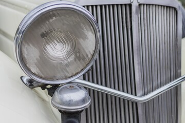 reflektor starego samochodu