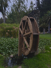 Rueda hidr&aacute;ulica de madera en jard&iacute;n 
