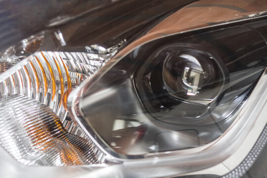 Giochi di riflessi di un fanale di un&rsquo;auto