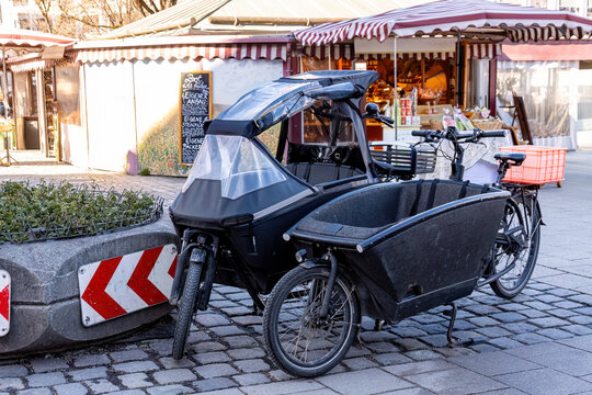 Lastenfahrr&auml;der auf dem Viktualienmarkt in M&uuml;nchen