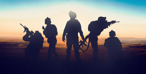 Obraz premium Soldiers stand in silhouette during conflict in Iran and USA relations