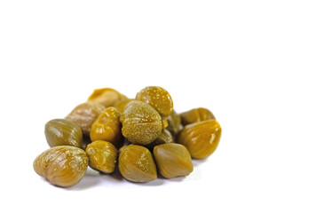 Eingelegte Kapern vor weißem Hintergrund