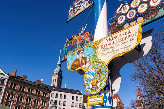 Maibaum auf dem Viktualienmarkt in M&uuml;nchen - M&uuml;nchen, 25.02.2026