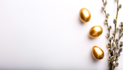 Osterkomposition mit goldenen Eiern und Weidenzweigen auf weißem Hintergrund