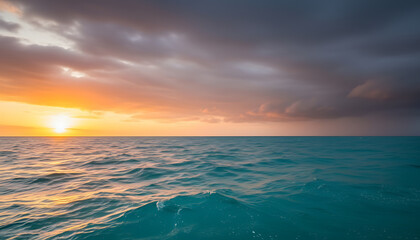 Obraz premium Serene ocean waves at sunset with cloudy sky