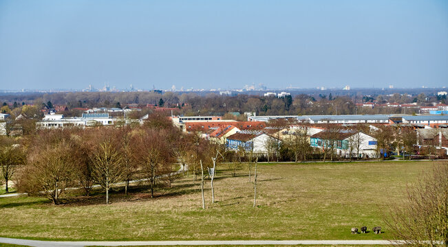 In Hannover, Natur & Freizeit: Der angrenzende Kronsberg mit dem Kronsberg-H&uuml;gel bietet Erholungsm&ouml;glichkeiten.