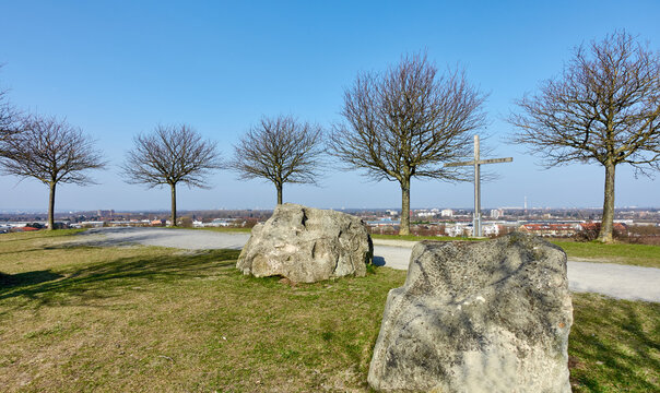 In Hannover, Natur & Freizeit: Der angrenzende Kronsberg mit dem Kronsberg-H&uuml;gel bietet Erholungsm&ouml;glichkeiten.