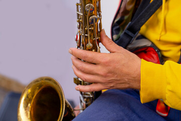 Obraz premium Musician plays saxophone indoors during a music session outside