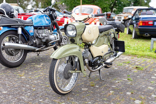 Simson Kleinkraftrad auf einer Ausstellung in Rheinbach, Deutschland, am 13. Juli 2024
