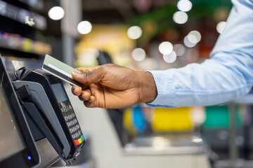 Obraz premium Person using a credit card to complete a secure transaction at a modern payment terminal, symbolizing convenience and efficiency in retail operations and digital finance