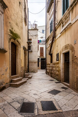 Obraz premium Altamura, houses streets and alleys of a small town in the south, southern Italy. Typical town in the Mediterranean. Narrow streets of old town of Altamura, Puglia, Italy