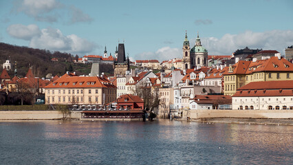 Obraz premium St Nicholas Church and Vltava riverfront in Prague's historic Mala Strana skyline