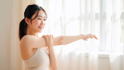室内で腕を伸ばして肩のストレッチをする女性の健康習慣
