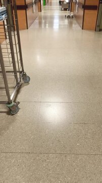 Hospital,  caminar por pasillo sin pacientes 