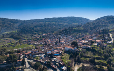 Obraz premium Aerial drone view of Şirince Köyü in Izmir, Turkey, showcasing traditional stone and wooden houses, narrow streets, vineyards, and the scenic hillside landscape from above.