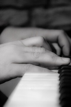 MANOS TOCANDO EL PIANO