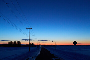 冬の朝焼けと道