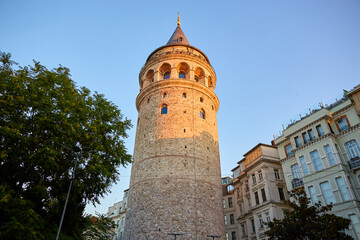 Obraz premium Galata tower at sunrise surrounded by historic architecture