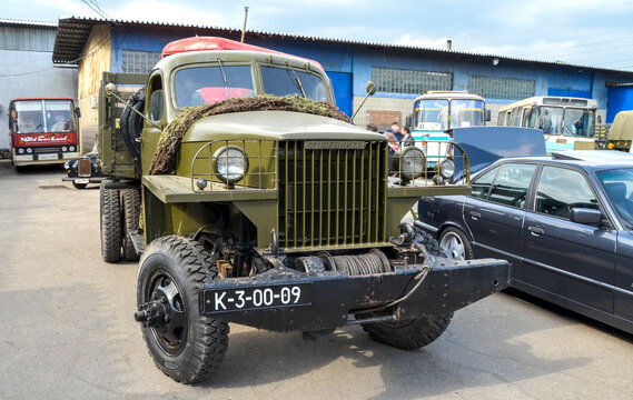 Studebaker US6 was a series of 2.5-ton tactical trucks Designed for World War II, it became a legendary workhorse particularly on the Eastern Front