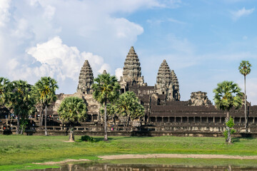 Obraz premium Angkor wat ancient hindu temple architecture in cambodia