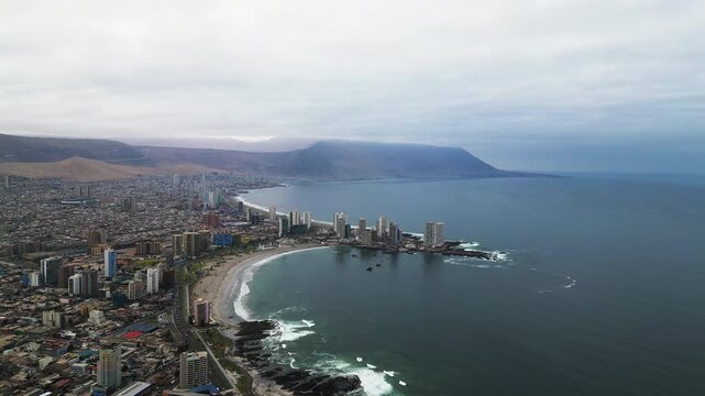 Vista panor&aacute;mica a&eacute;rea de la bah&iacute;a de Iquique, Chile