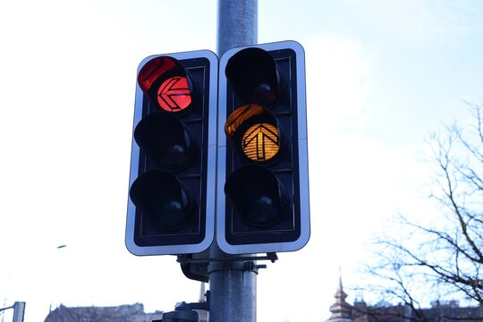 Feu orange de circulation signalant un changement de signal
