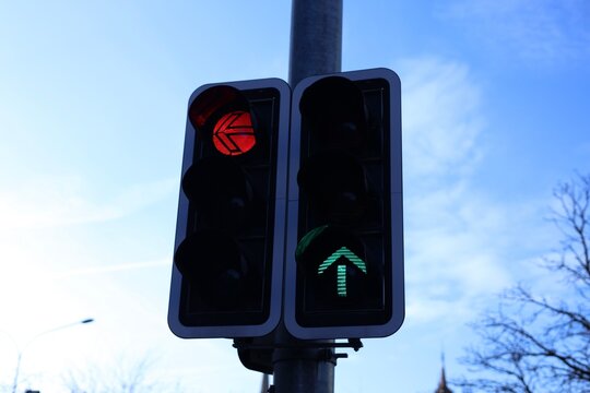 Feu de circulation vert avec fl&egrave;che directionnelle