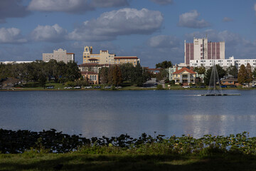Obraz premium The historic skyline rises above Lake Morton in Lakeland, Florida, USA.
