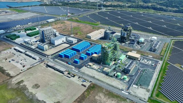 工業地帯とメガソーラーの風景　空撮