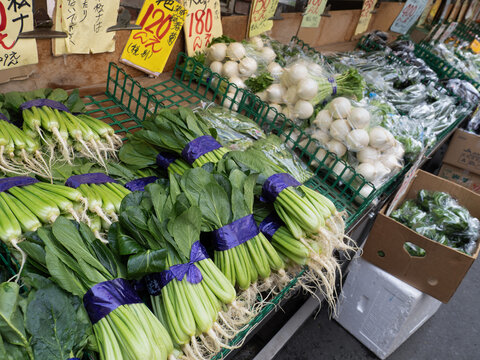 八百屋の店頭に並ぶ冬野菜　東京都