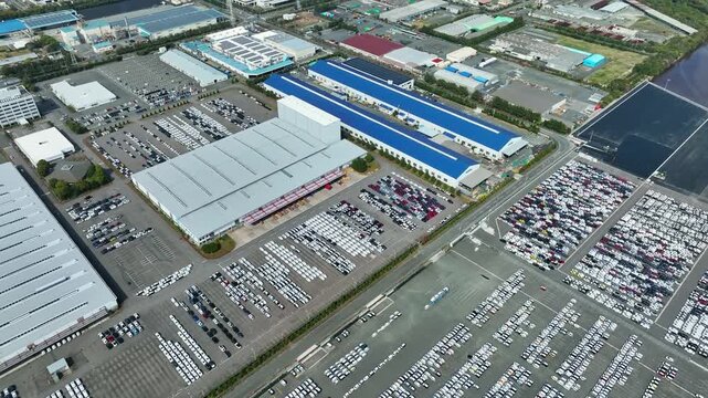 工業地帯のモータープールの風景空撮