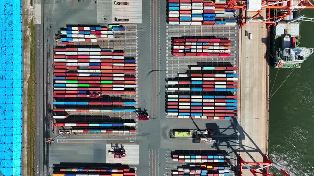 コンテナヤードの風景空撮