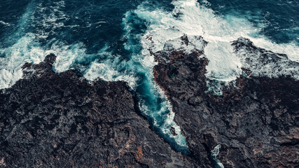 Obraz premium Waves Crashing on Rocky Shore in Lanzarote, Canary Islands