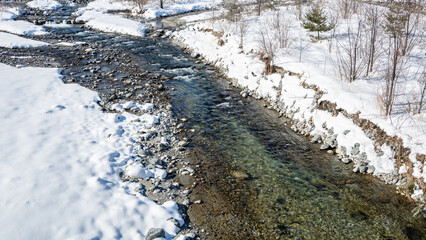 春の訪れ、雪解けの川　長野県白馬村 © RATM