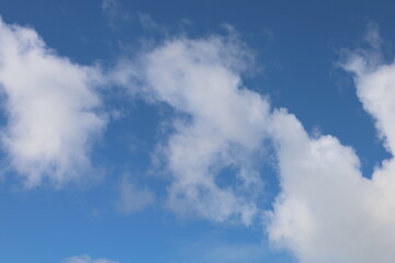 Obraz premium Blue sky background with white cloud