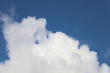 Obraz premium Blue sky background with white cloud