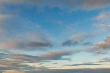 Obraz premium Colorful Evening Cloudscape Over Blue Sky