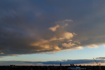 Obraz premium Dramatic evening clouds over city skyline