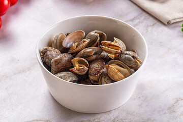 Steamed vongole clams with spices © Andrei Starostin